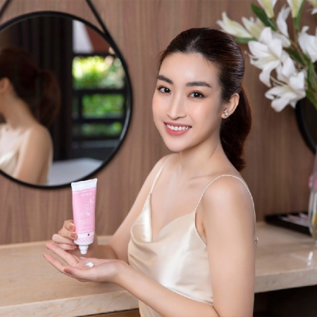 Sữa Rửa Mặt Tẩy Trang Làm Sáng Da - Nature Sakura Essence Nhật Bản