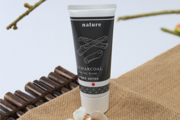 Sữa rửa mặt thu nhỏ lỗ chân lông Nature Charcoal Facial Wash